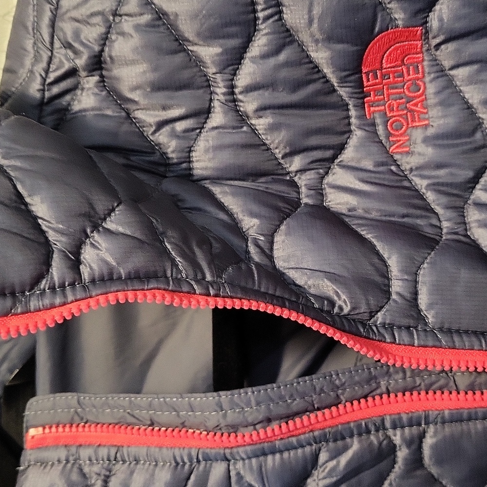 The North Face Thermoball Hoodie, Size XL - Picture 2 of 3